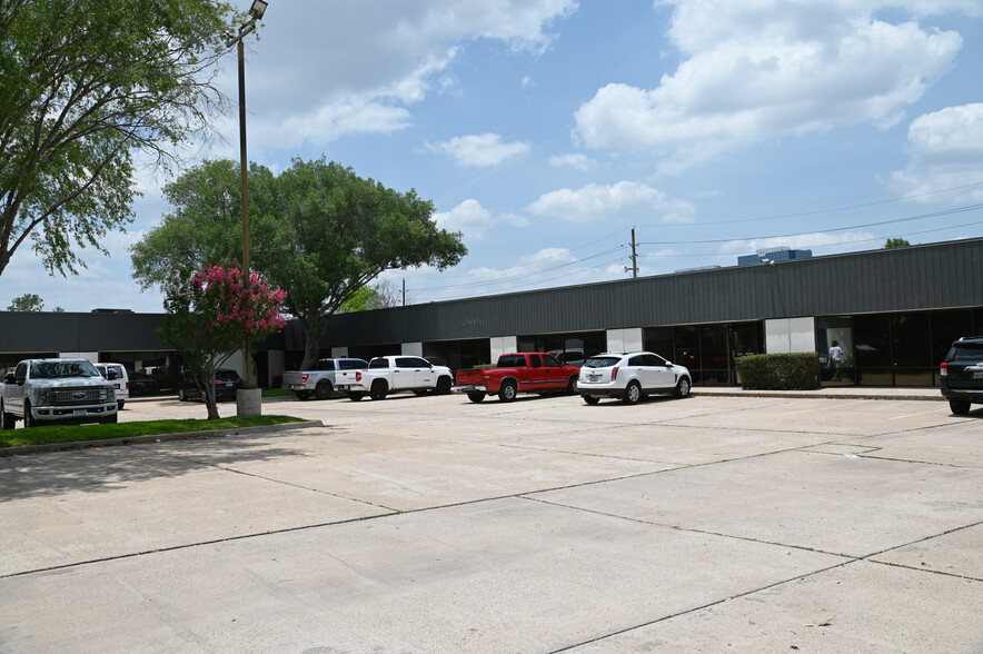 10400 Westoffice Dr, Houston, TX for rent - Building Photo - Image 2 of 3