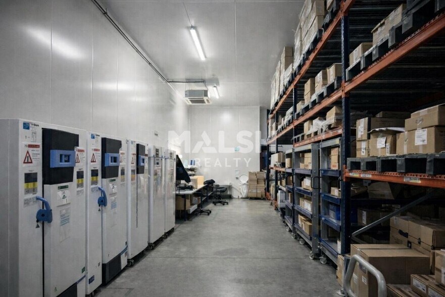Light Industrial in Grézieu-la-Varenne to rent - Interior Photo - Image 3 of 14
