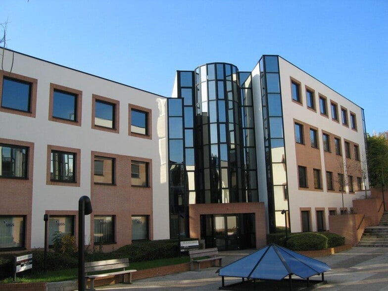 Office in Jouy-en-Josas to rent - Building Photo - Image 2 of 23