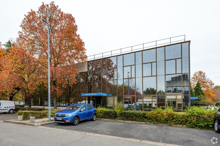 Light Industrial in Tremblay-en-France to rent - Building Photo - Image 2 of 2