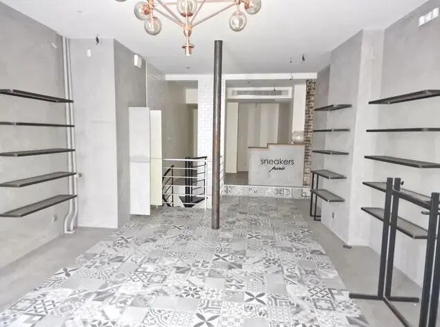 Retail in Paris to rent Interior Photo- Image 1 of 4