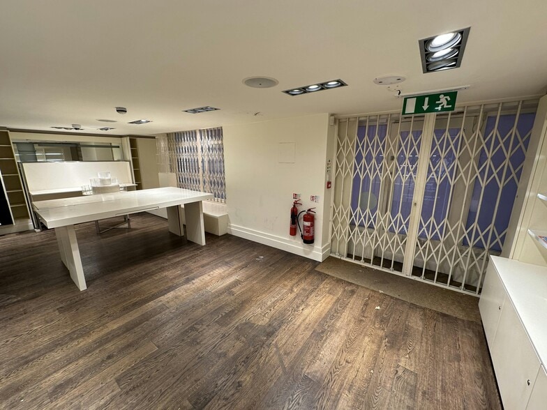 Retail in Unit 2, 2 Church St, Kingston Upon Thames to rent - Building Photo - Image 3 of 4