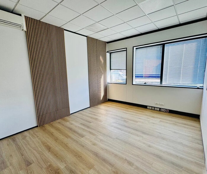 15 Rue Des Frères Lumière, Chassieu to rent - Interior Photo - Image 1 of 5