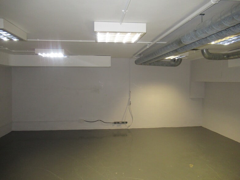 56 Wimbledon Hill Rd, London to rent - Interior Photo - Image 2 of 8