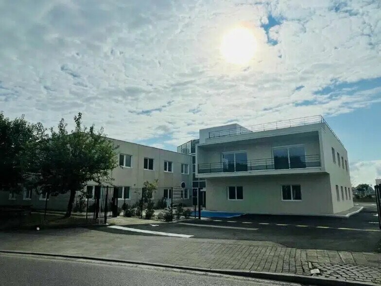 22 Rue Du 35Eme Regiment D'Aviation, Bron for sale - Building Photo - Image 1 of 7