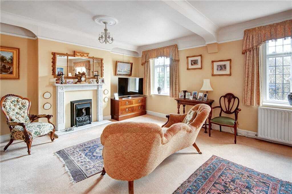 High St, Moreton In Marsh for sale Interior Photo- Image 1 of 6