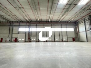 Industrial in Le Thillay to rent Interior Photo- Image 2 of 7