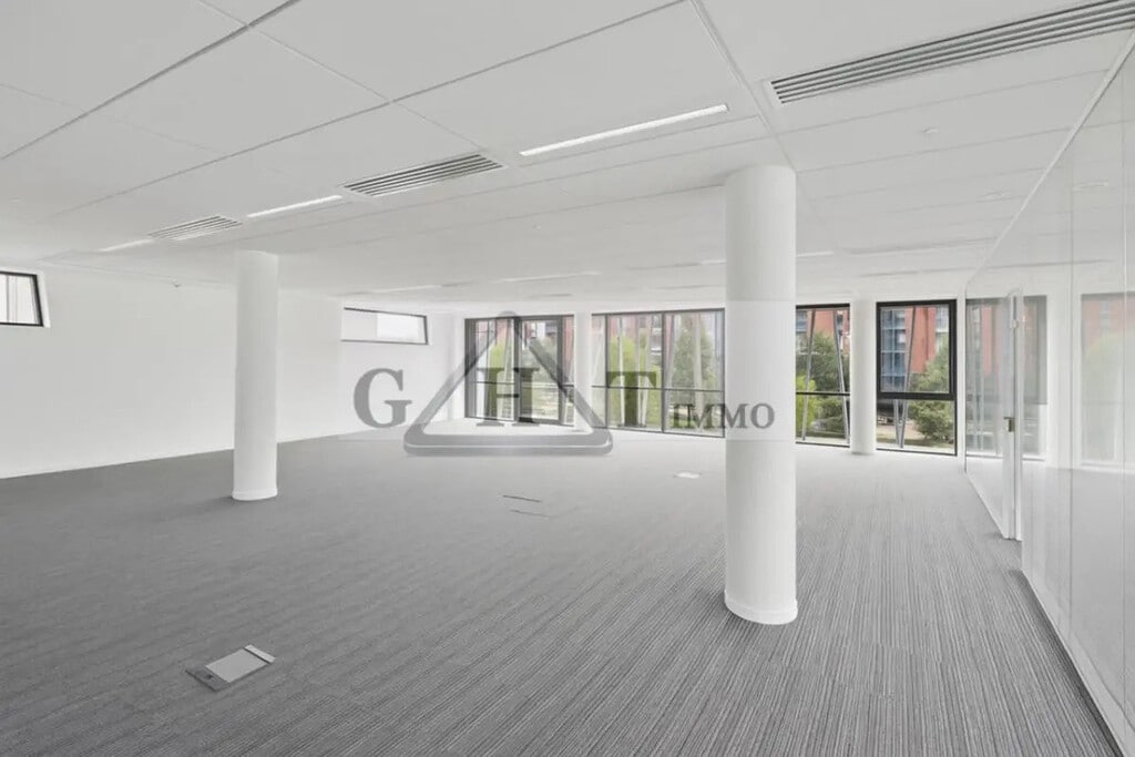 Location Bureaux 823 m² - Photo 1