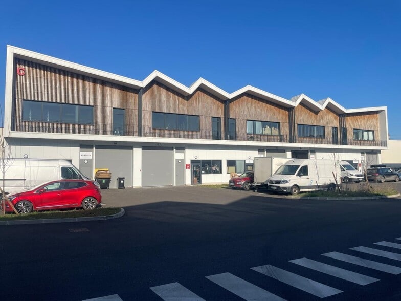 Light Industrial in Montmagny to rent - Building Photo - Image 1 of 10