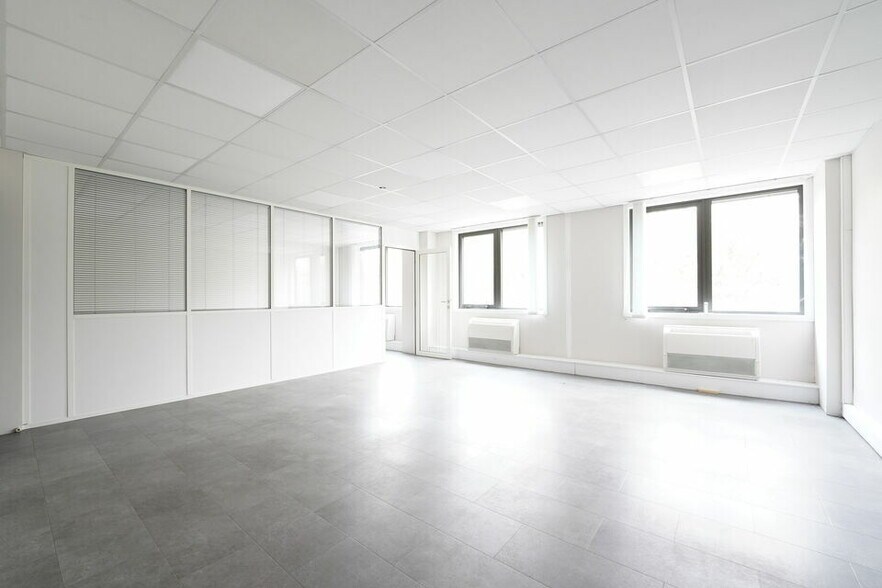 12 Chemin Des Gorges, Dardilly to rent - Interior Photo - Image 3 of 34