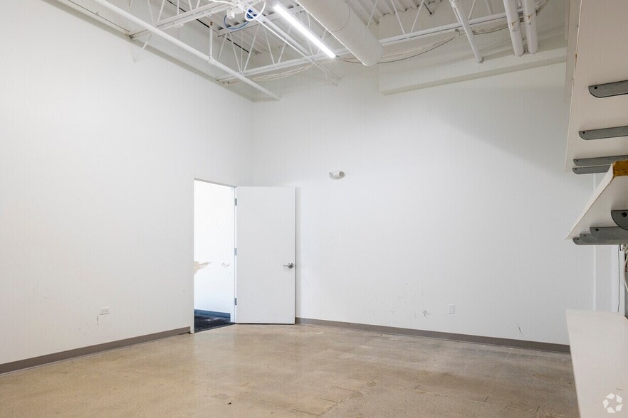 980 Elk Grove Town Ctr, Elk Grove Village, IL to rent - Building Photo - Image 2 of 18