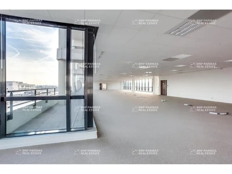 3 Rue Christophe Colomb, Massy to rent - Interior Photo - Image 3 of 12