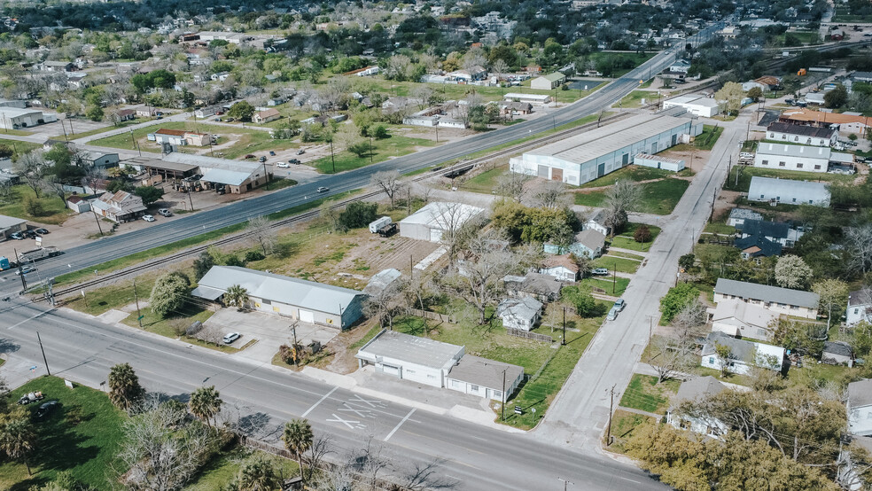 305 N Laurent St, Victoria, TX for rent - Building Photo - Image 3 of 44