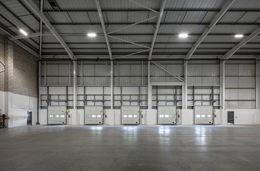 93 George Richards Way, Altrincham to rent - Building Photo - Image 3 of 12