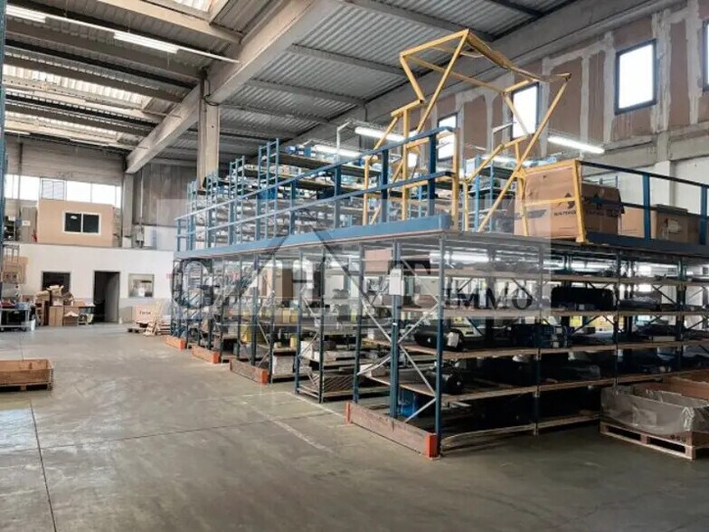 Industrial in Gennevilliers to rent - Interior Photo - Image 2 of 2