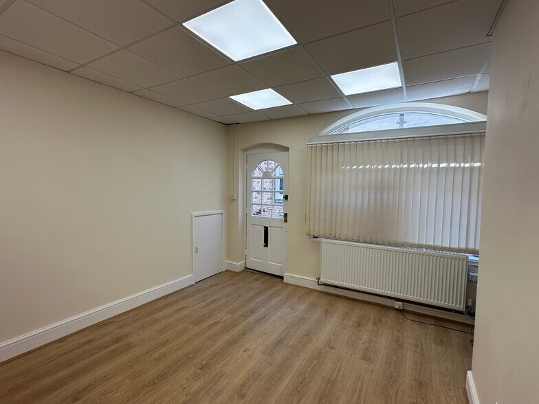 8 Little Church Lane, Tamworth to rent - Building Photo - Image 2 of 12