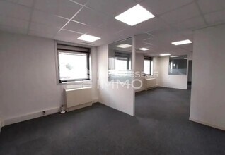 Office in Noisy-le-Grand to rent Interior Photo- Image 2 of 2