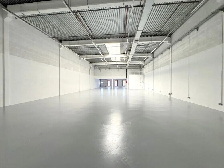 Light Industrial in Éragny to rent - Interior Photo - Image 3 of 23