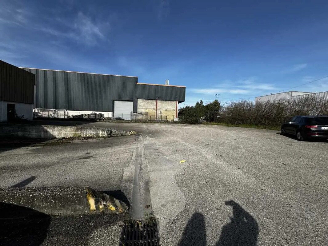 Office in Vaulx-en-Velin to rent Building Photo- Image 1 of 2