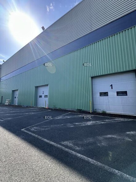 Industrial in Stains to rent - Building Photo - Image 2 of 2