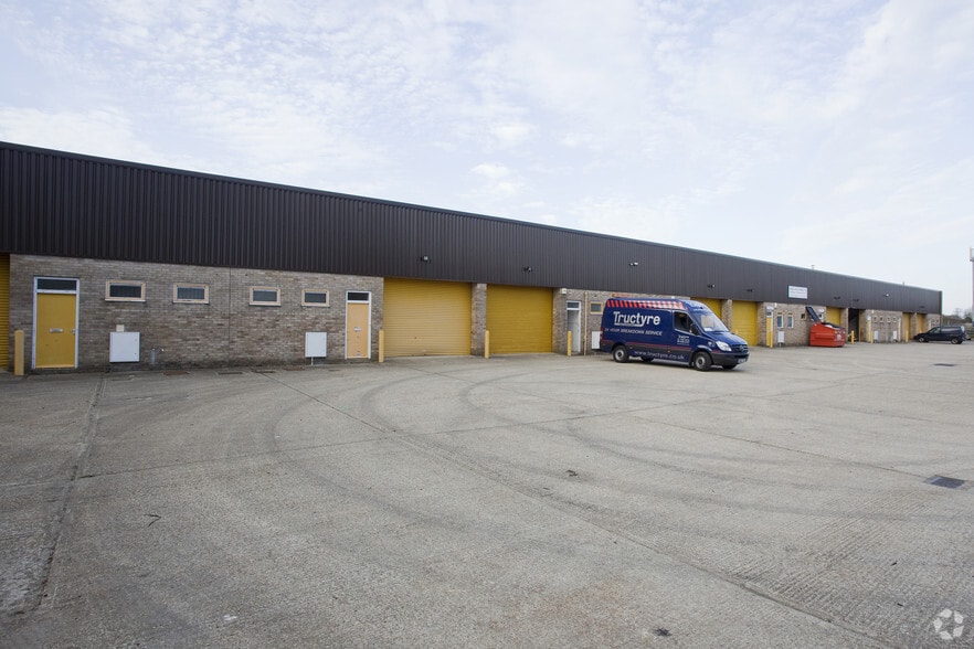 North Way, Andover to rent - Building Photo - Image 3 of 4