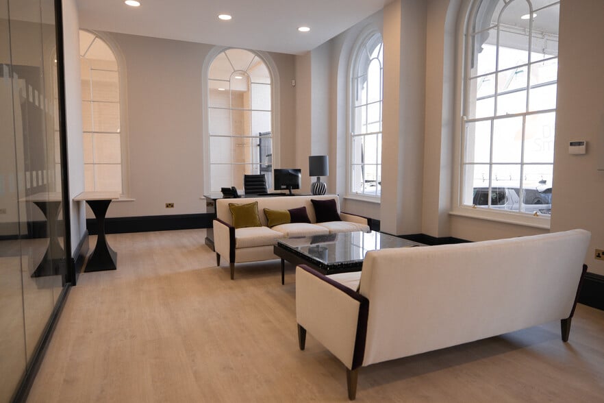 High St, Marlborough to rent - Lobby - Image 3 of 8