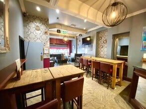 37 Uplands Cres, Swansea to rent Interior Photo- Image 1 of 17