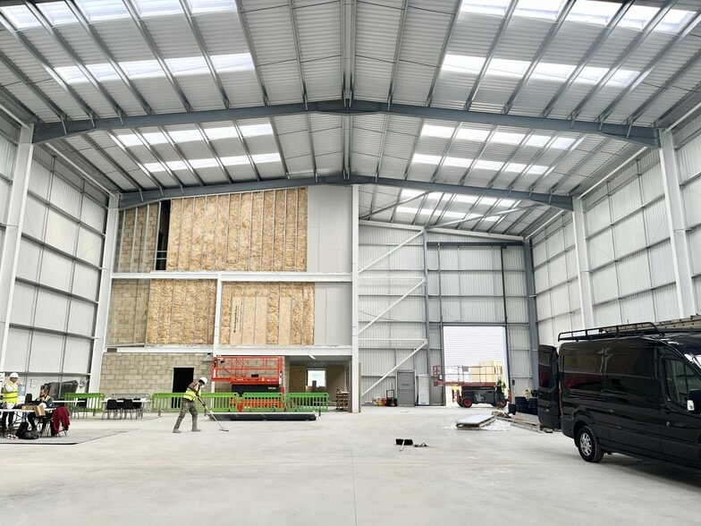 Station Road Approach, Waltham Cross to rent - Building Photo - Image 2 of 5