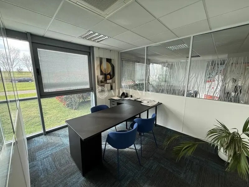 Office in Magny-le-Hongre to rent Interior Photo- Image 1 of 10