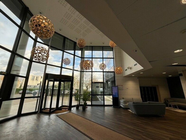12 Rue Paul Dautier, Vélizy-Villacoublay to rent - Lobby - Image 2 of 9