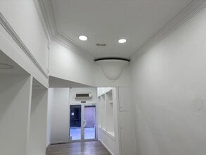 Retail in Manresa, Barcelona to rent Interior Photo- Image 2 of 11