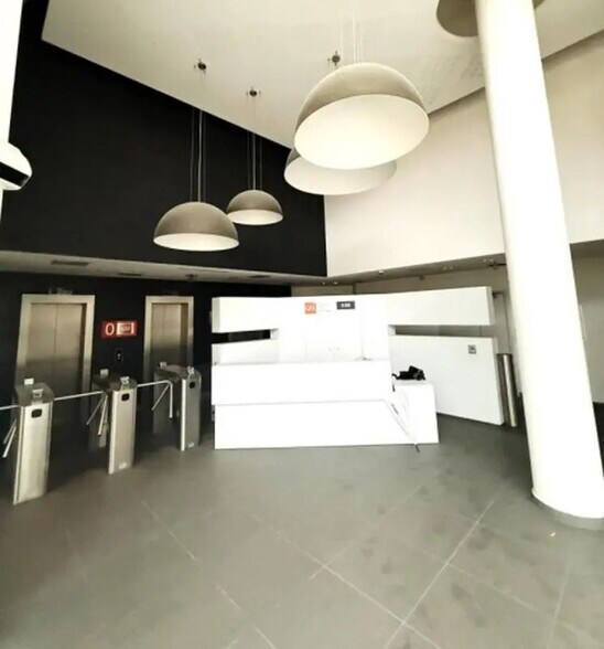 40 Rue Pasteur, Suresnes to rent - Lobby - Image 3 of 12