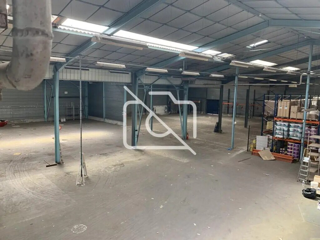 Location Entrepôt 3 257 m² - Photo 1
