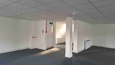 8-9 High St, Marlborough to rent Interior Photo- Image 2 of 2