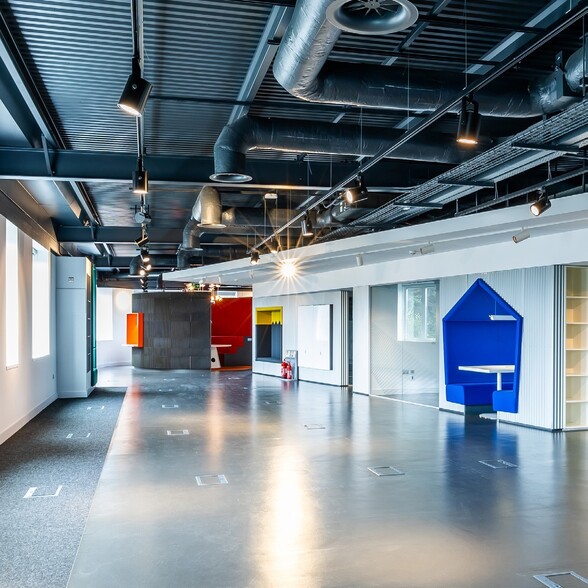 Exploration Dr, Bridge Of Don to rent - Interior Photo - Image 3 of 4