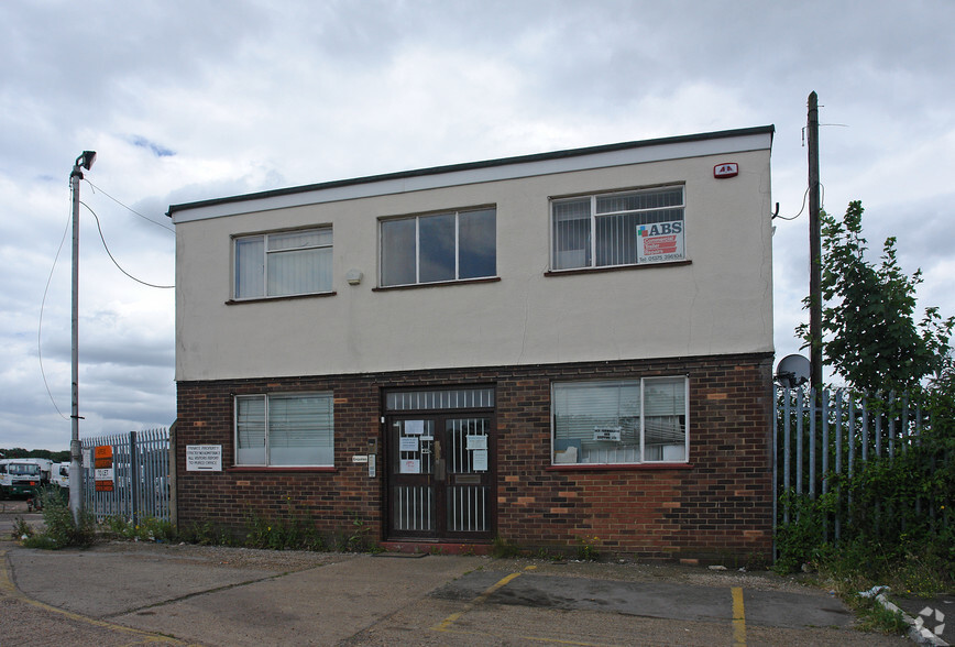 Askew Farm Ln, Grays for rent - Building Photo - Image 2 of 3