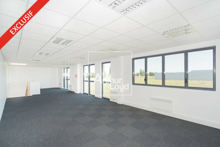 Light Industrial in Lieusaint to rent - Interior Photo - Image 2 of 6