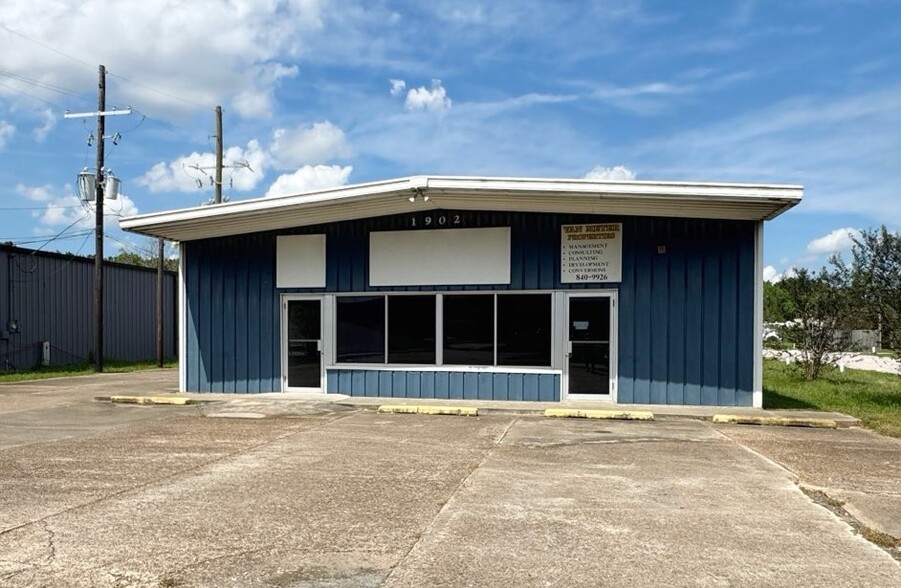 1902 W Cardinal Dr, Beaumont, TX for rent - Primary Photo - Image 1 of 9