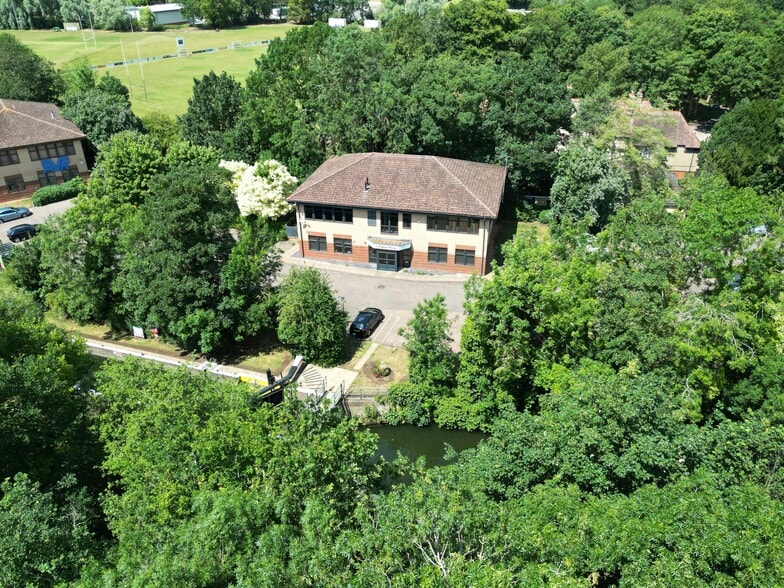 6 Rushmills, Northampton to rent - Building Photo - Image 1 of 8