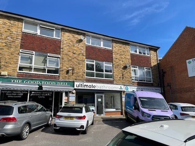 192 Dukes Ride, Crowthorne to rent - Building Photo - Image 3 of 3