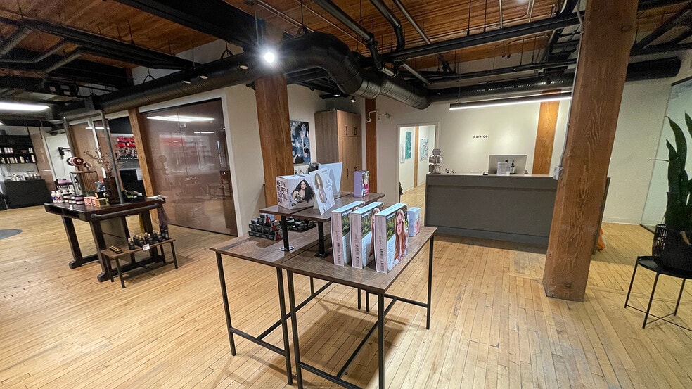 139 Market Ave, Winnipeg, MB for sale - Interior Photo - Image 2 of 14