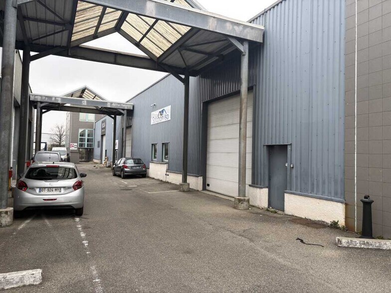 Light Industrial in Bron to rent - Building Photo - Image 2 of 15