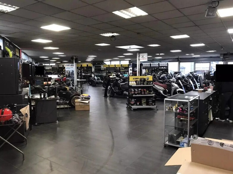 Retail in Eysines to rent - Interior Photo - Image 1 of 9