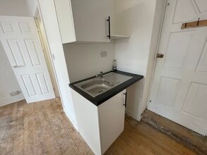 4 Kings Rd, Fleet to rent Interior Photo- Image 2 of 3