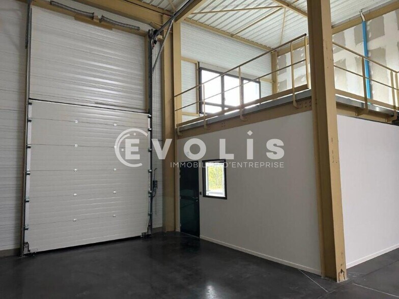 225 Avenue Des Marronniers, Bourgoin-Jallieu to rent - Interior Photo - Image 3 of 21