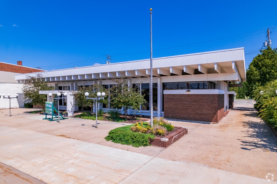 222 S Main St, Seymour 54165 UK