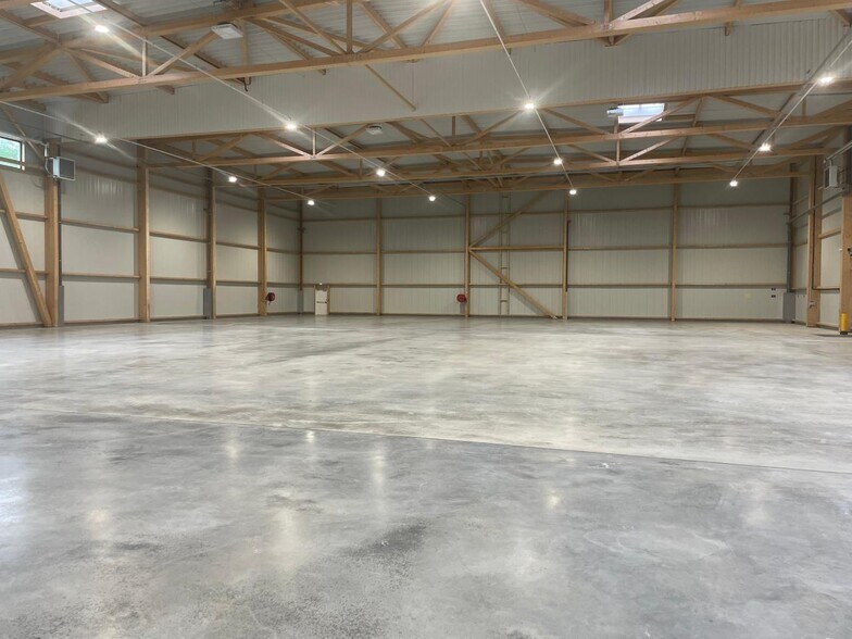 Light Industrial in Tremblay-en-France to rent - Interior Photo - Image 2 of 11
