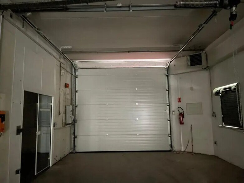 Industrial in Vitry-sur-Seine to rent - Interior Photo - Image 1 of 5