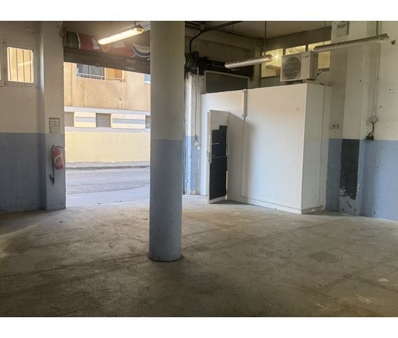 Industrial in Marseille to rent - Building Photo - Image 1 of 6