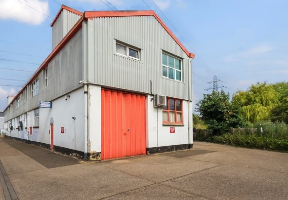 Arundel Rd, Uxbridge for rent - Building Photo - Image 1 of 10